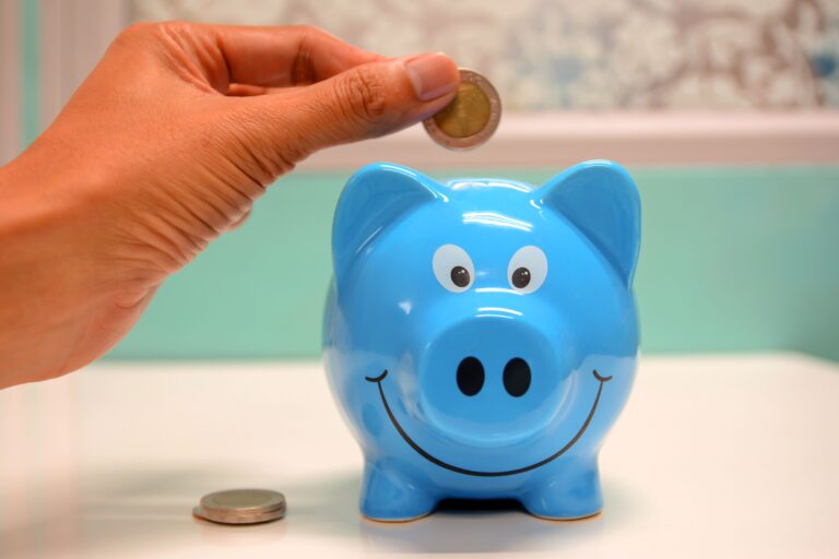 Vkládání mince do pokladničky – investice a spoření