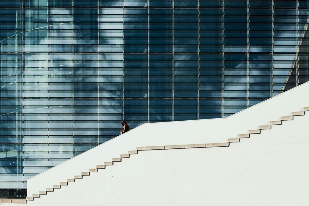 Moderní architektura se schodištěm – symbol růstu a finanční jistoty